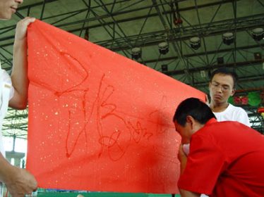 Mr Anting showing off his unique skill